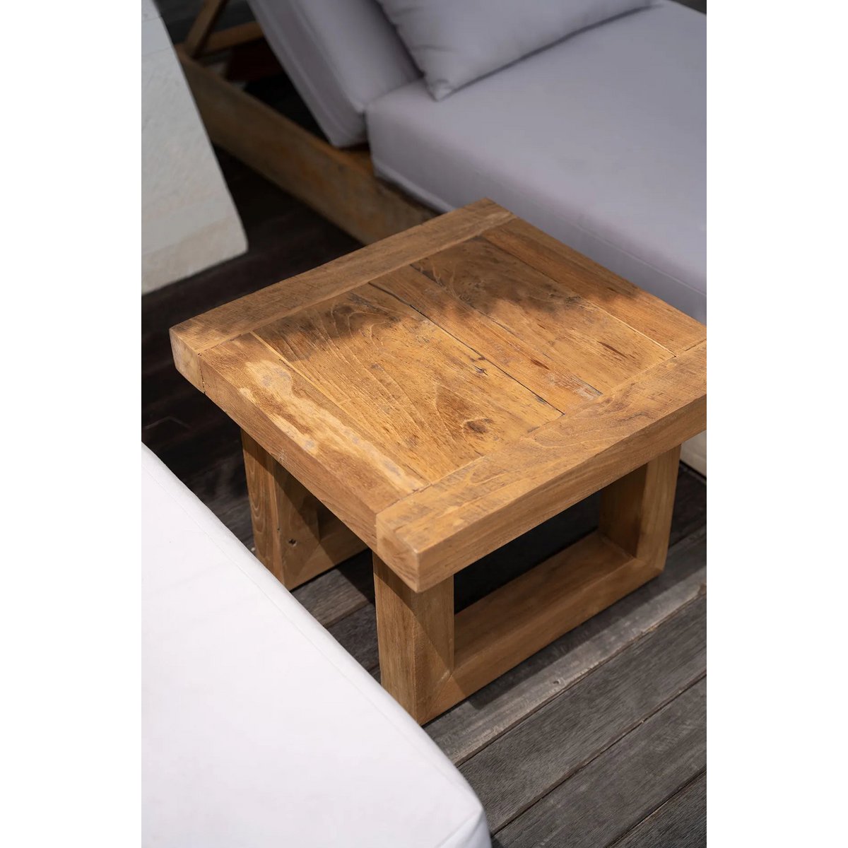 Der Beistelltisch aus recyceltem Teakholz – Natur