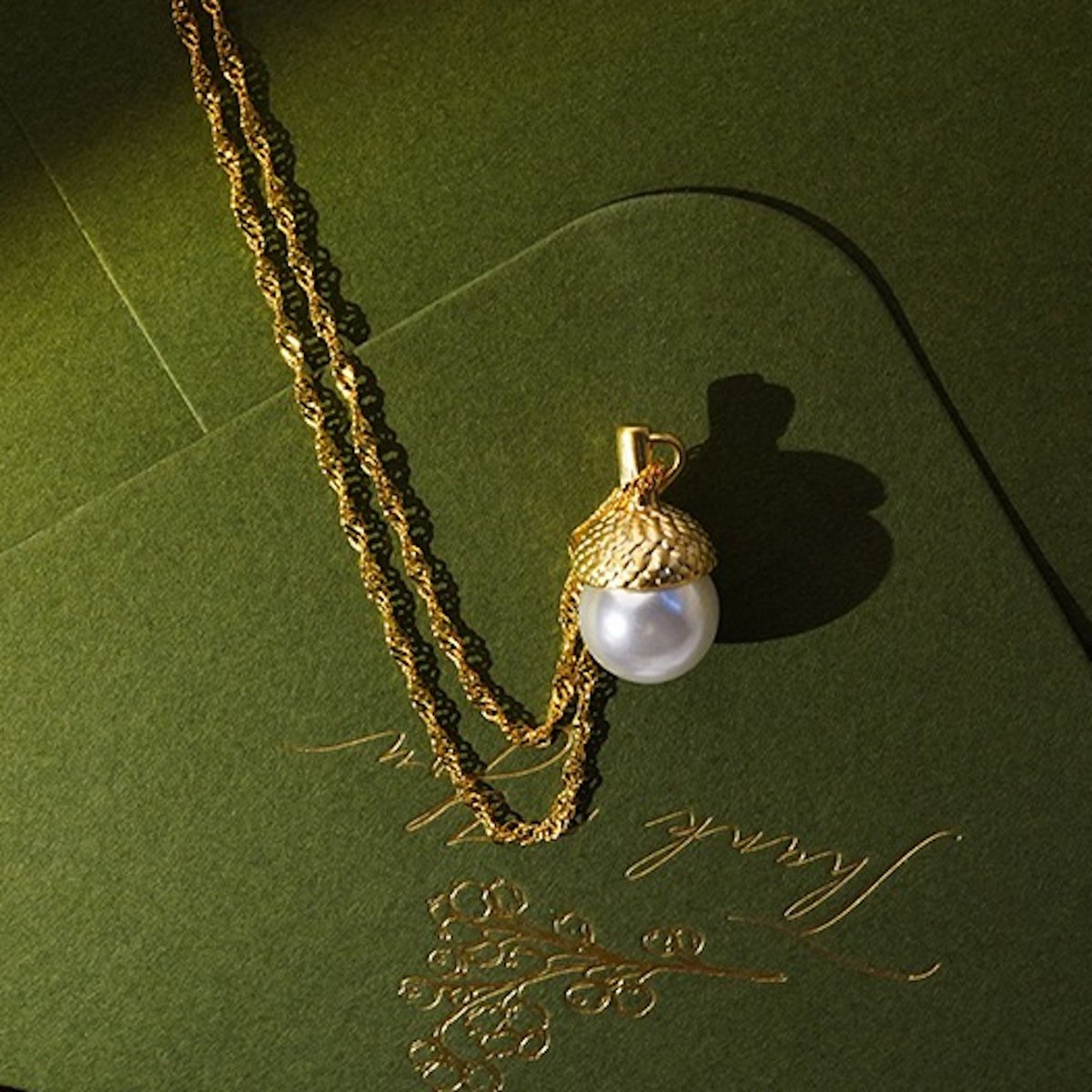 Halskette und Ohrringe im Vintage-Stil mit Tannenzapfen