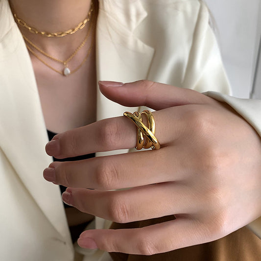 Mutiger Look. Geometrischer Ring mit gekreuzten Linien