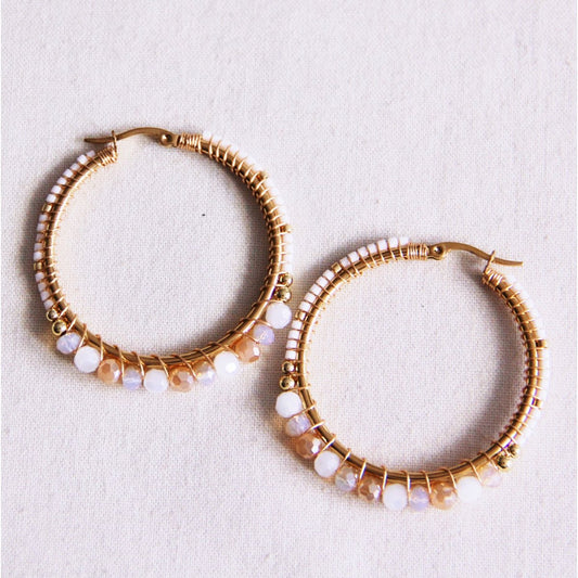 Runde Reifenohrringe mit Facetten und Miyukis - weiß und beige Damen Creolen 44 cm gold Ohrringe Mode Accessoire Schmuck Edelstahl