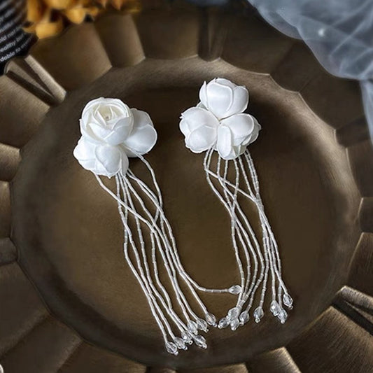 Handgefertigte Brautohrringe mit weißen Blumenquasten und Ohrclips ohne Piercing