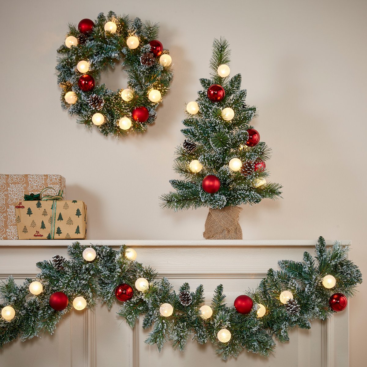 Kaprun Künstlicher Weihnachtsbaum aus Jute mit LED-Beleuchtung – H60 x Ø39 cm – Grün gefrostet, Rot
