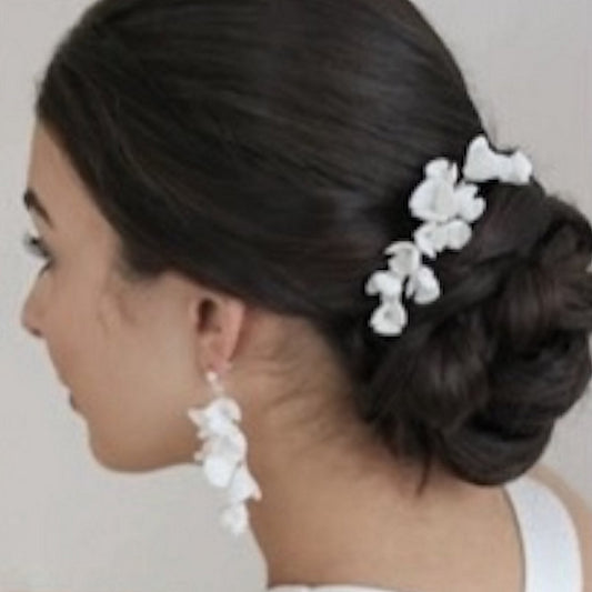 Handgefertigte elegante Brauthaarnadel + Ohrringe aus Keramik mit weißen Blumen – ein 2er-Set