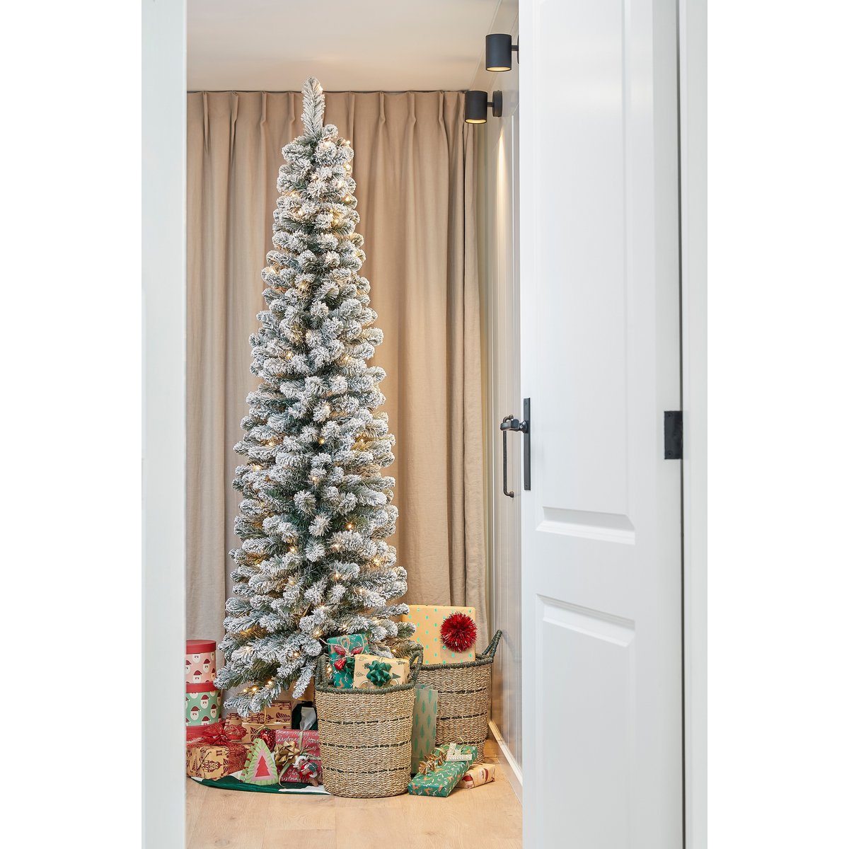 Schmaler künstlicher Weihnachtsbaum von Charlton mit warmweißer LED-Beleuchtung – H230 x Ø58 cm – Grün gefrostet