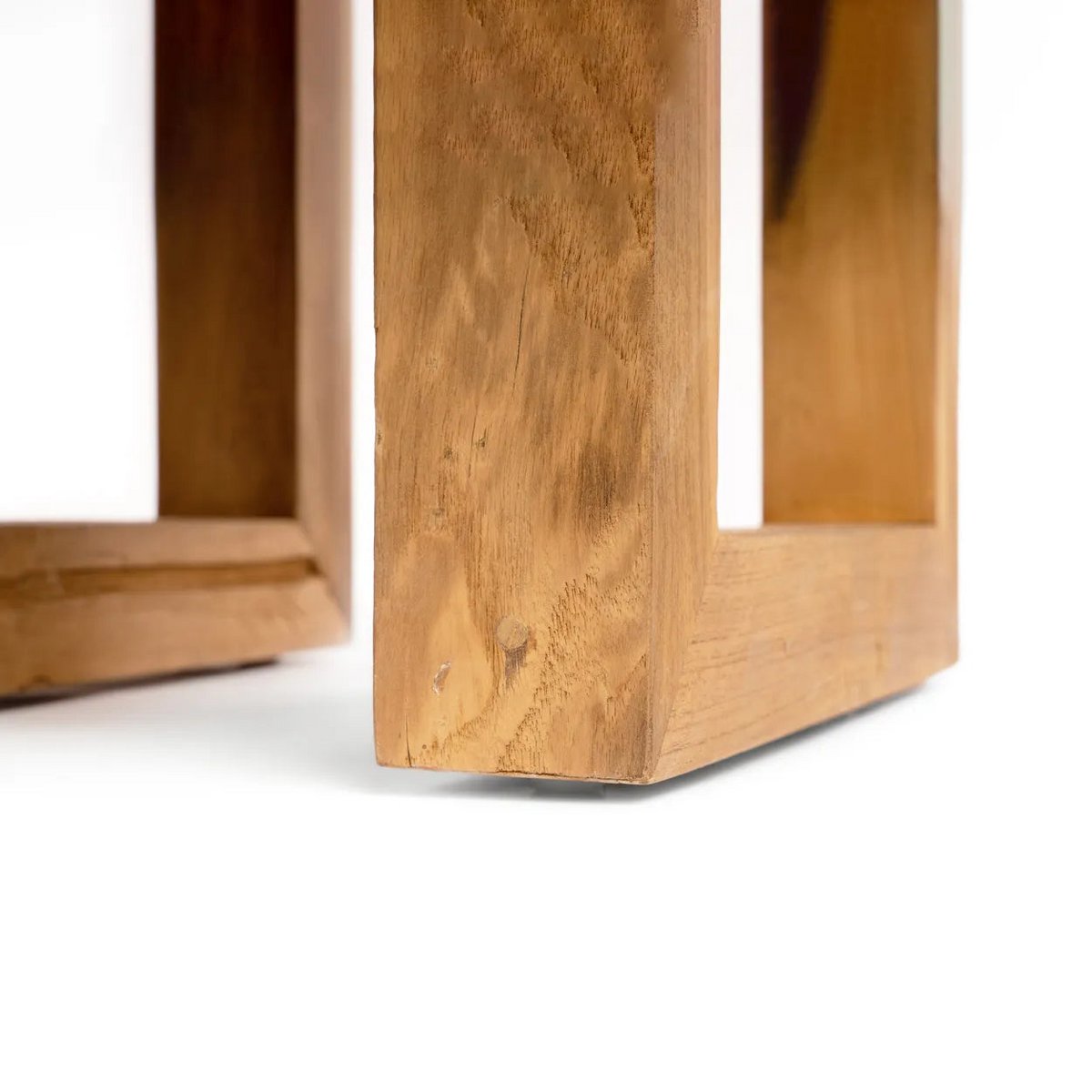 Der Beistelltisch aus recyceltem Teakholz – Natur