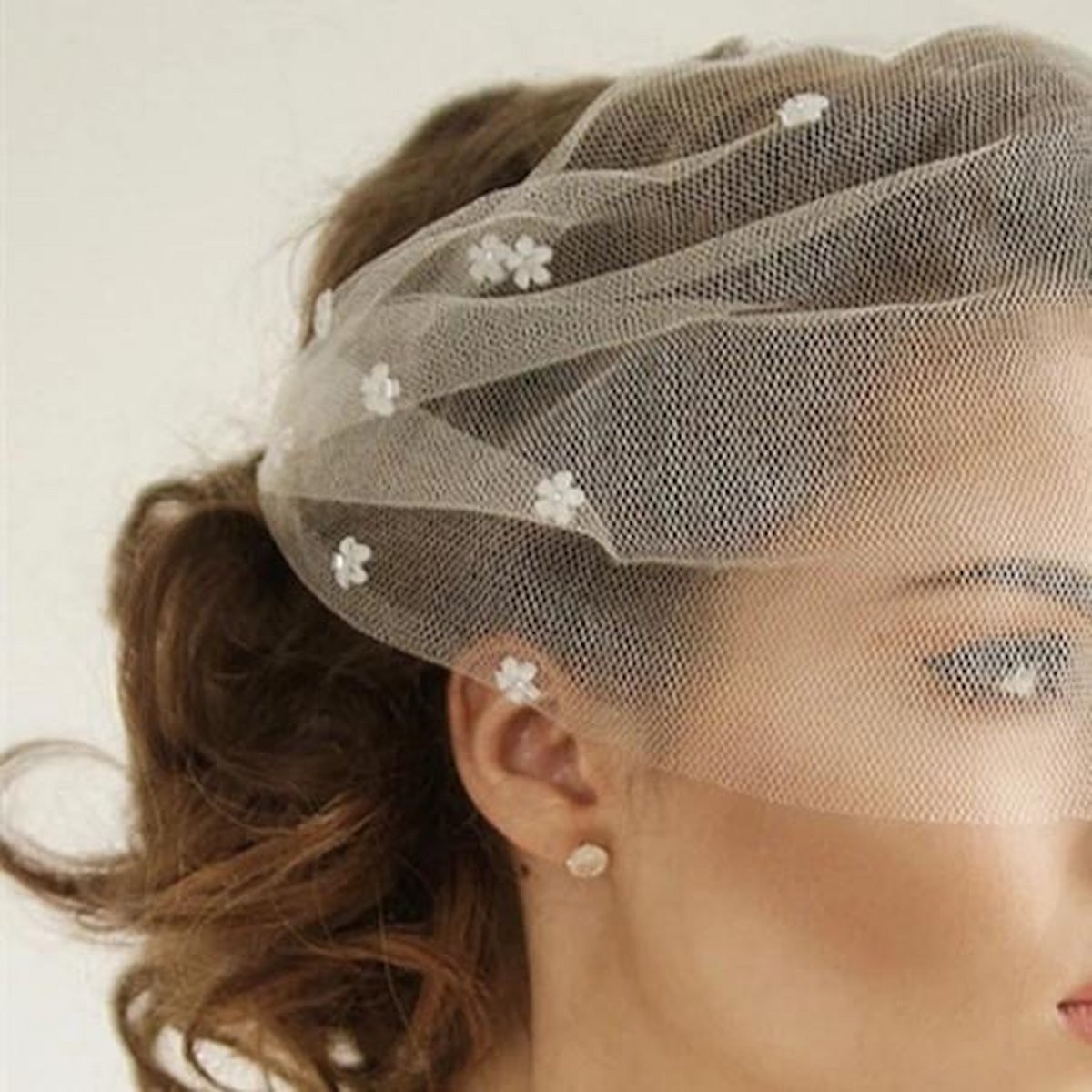 Eleganter kurzer Brautschleier mit kleinen Blumen – Weiß