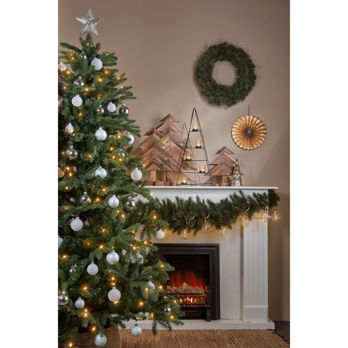 Brampton Künstlicher Weihnachtsbaum mit LED-Beleuchtung – H155 x Ø107 cm – Grün