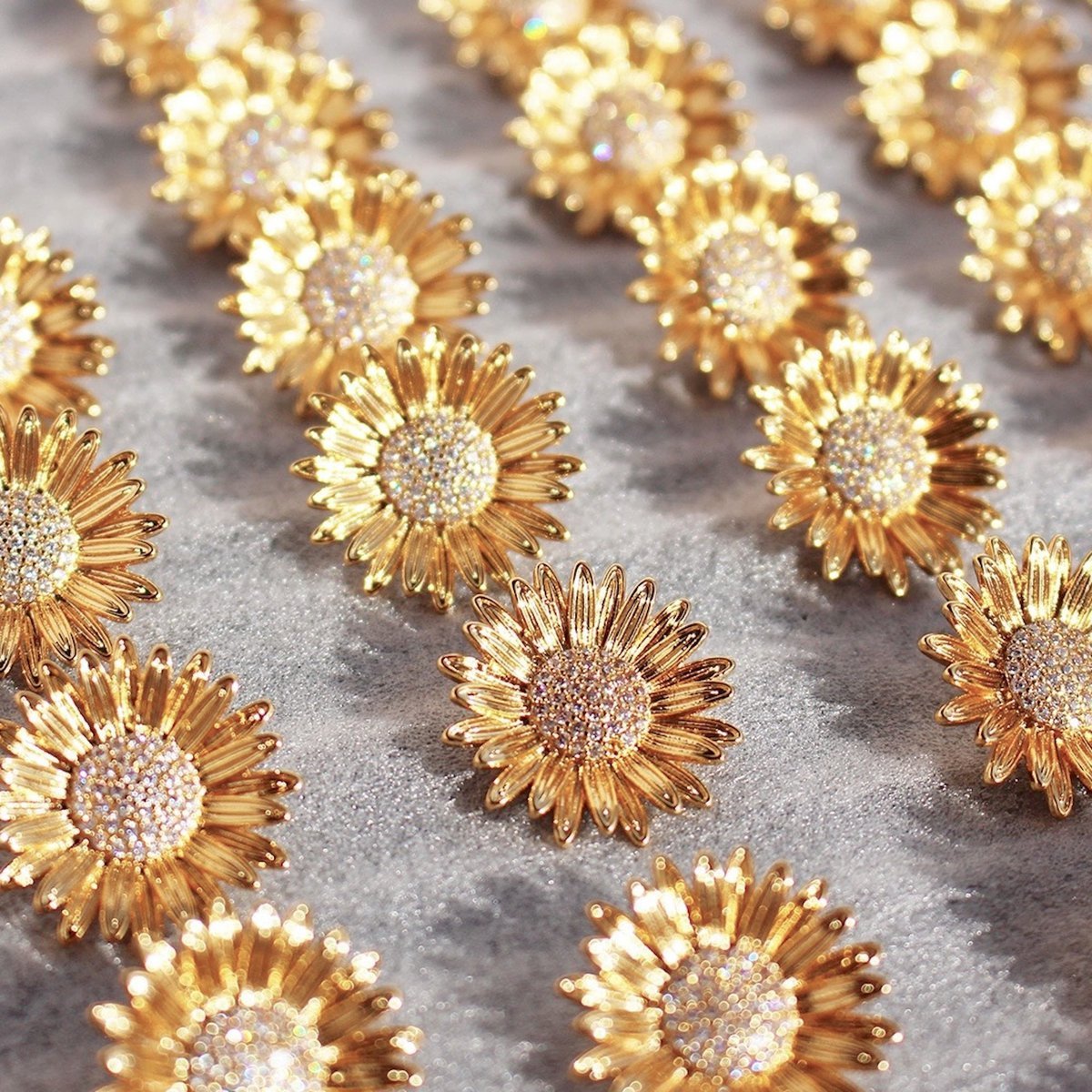 Moderne Vintage Sunflower Love Ohrstecker – Gold und Silber