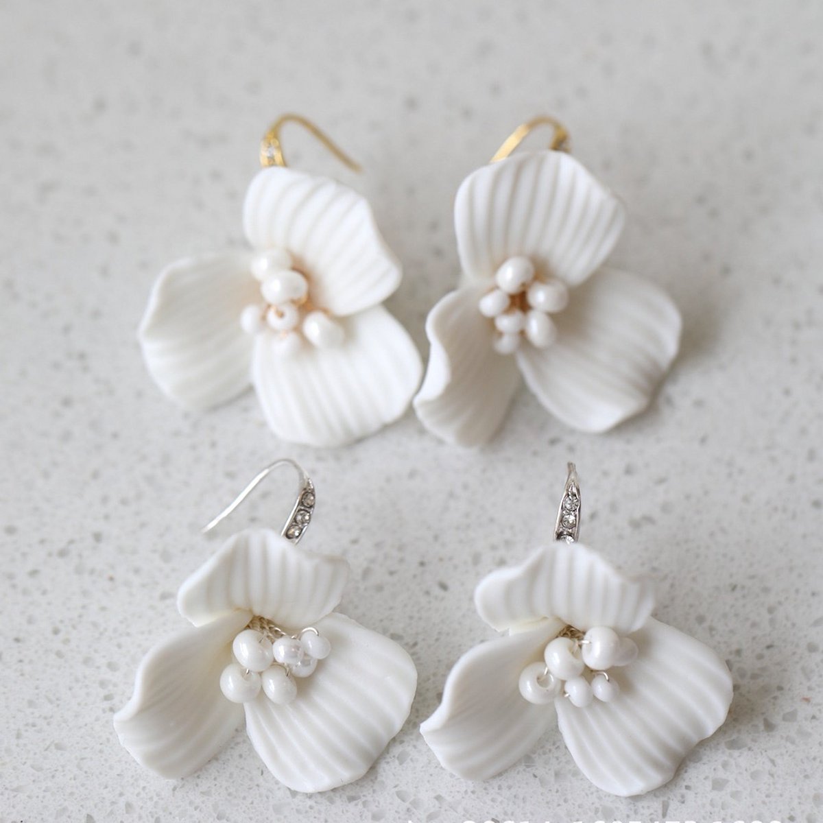 Handgefertigte, detaillierte Design-Blumenohrringe aus weißer Keramik