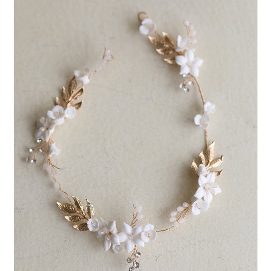 Romantische Brauthaarranke aus Keramik mit weißen Blumen und goldenen/silbernen Blättern – handgefertigt
