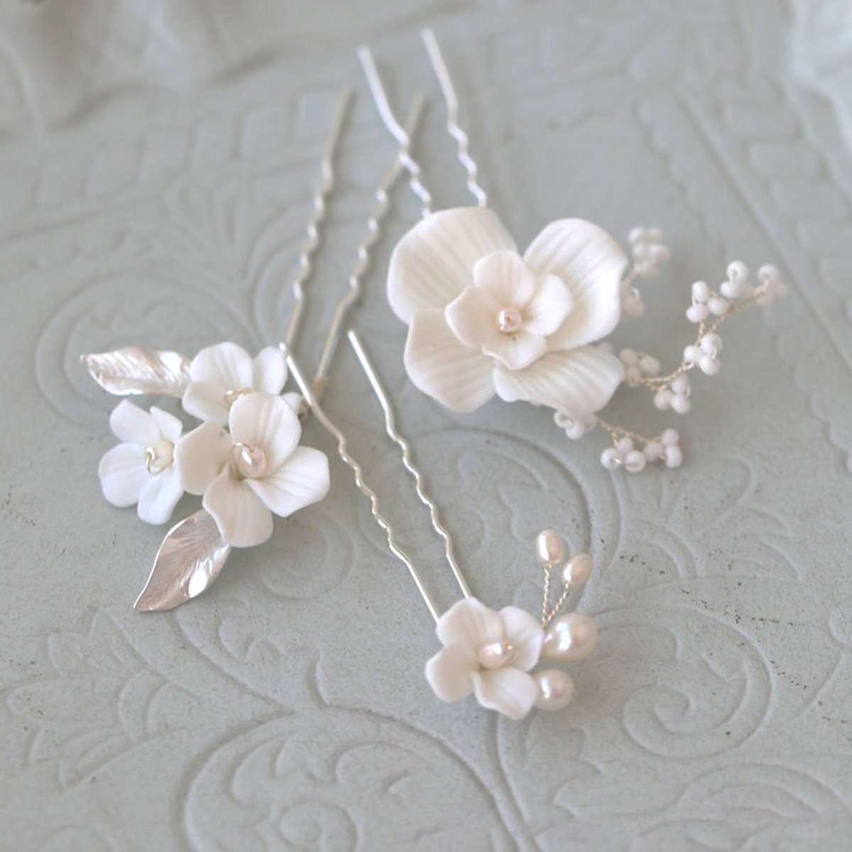 Handgefertigte Braut-Haarnadeln aus Keramik mit weißen Blumen – ein 3er-Set – Gold und Silber