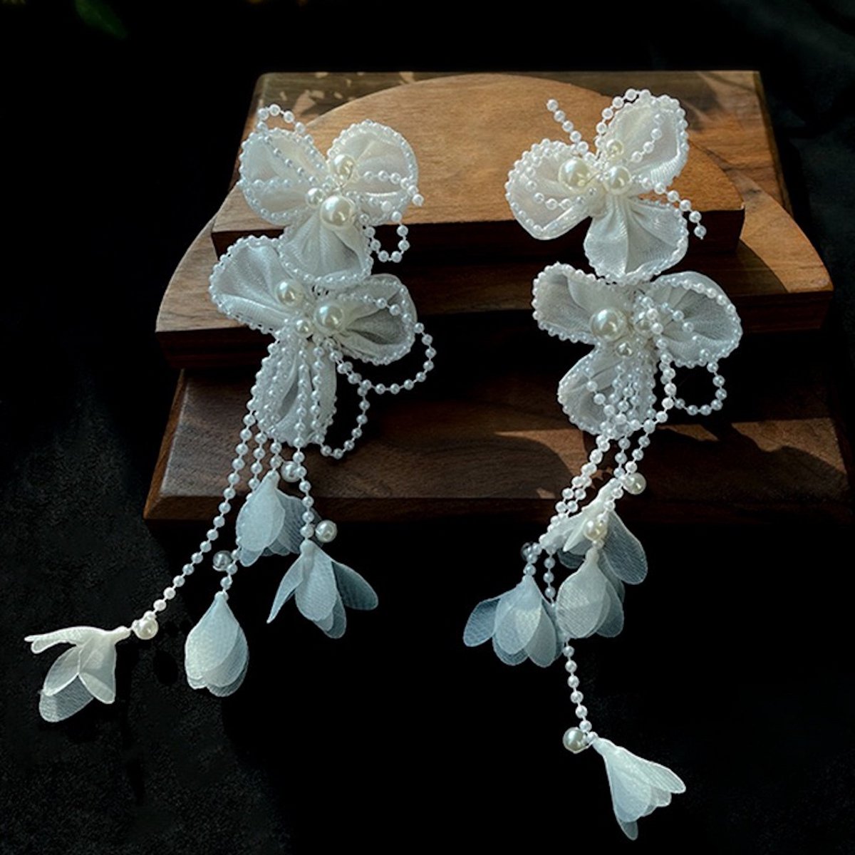 Handgefertigte Braut-Ohrclips mit weißen Spitzenblumen und Kristallquasten, ohne Piercing
