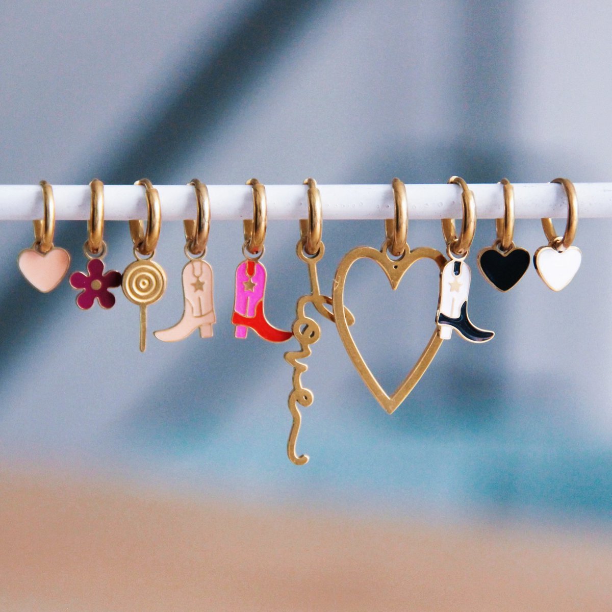 Edelstahlohrringe mit LOVE-Tag – Nude/Gold