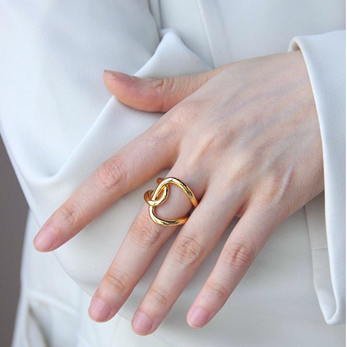 Crossover-Ring mit geometrischem, fließendem Design – glänzendes und mattes Gold