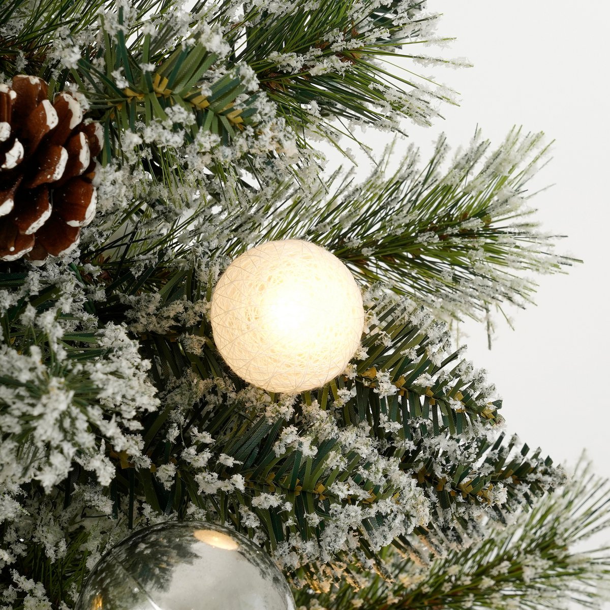 Kaprun Weihnachtsbaum im Topf mit LED -Beleuchtung und Timerfunktion - H90 cm - Grün, Silber