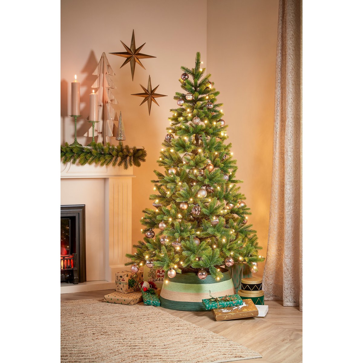 Nagoya Künstlicher Weihnachtsbaum mit warmweißer LED-Beleuchtung – H210 x Ø115 cm – Grün