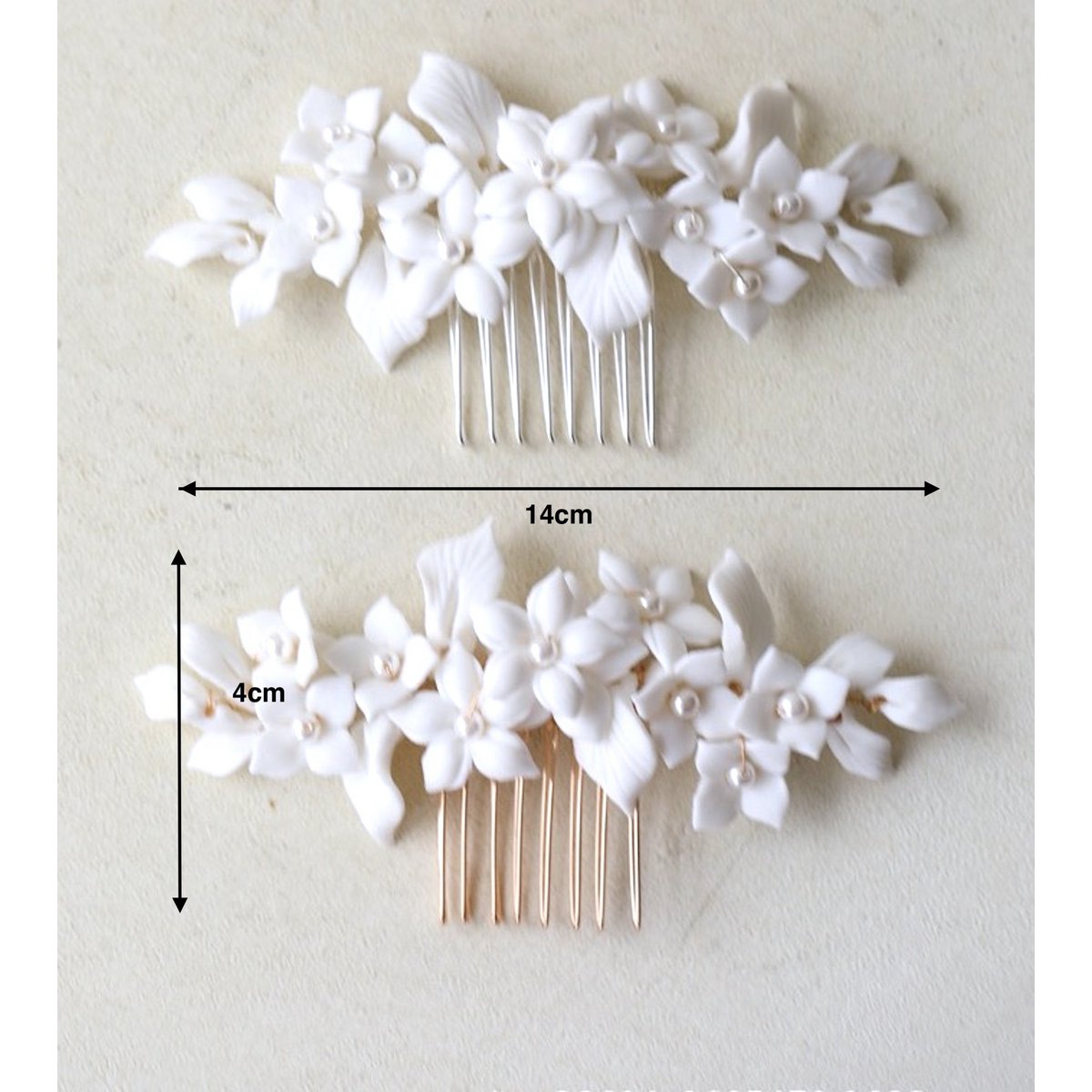 Handgefertigte große Brauthaarnadel aus Keramik mit weißen Blumen in Gold und Silber