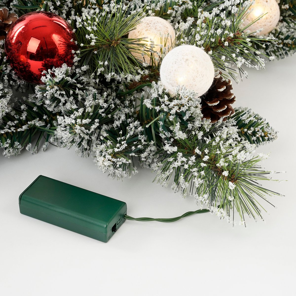 Kaprun Weihnachtskranz Stern mit warmweißer LED-Beleuchtung – Ø60 cm – Grün gefrostet, Rot