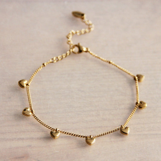 SA853: Bettelarmband mit Miniherzen – Gold