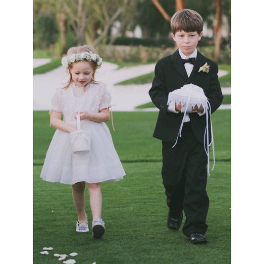 Eleganter Hochzeitsblumenkorb für Blumenmädchen – Satinweiß – Schmetterlingskrawatte