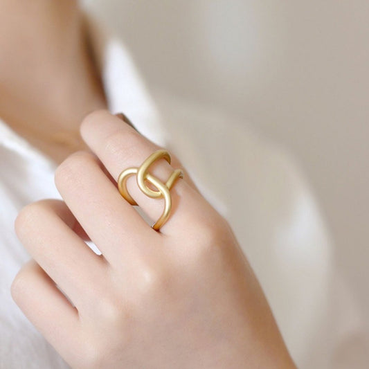 Crossover-Ring mit geometrischem, fließendem Design – glänzendes und mattes Gold