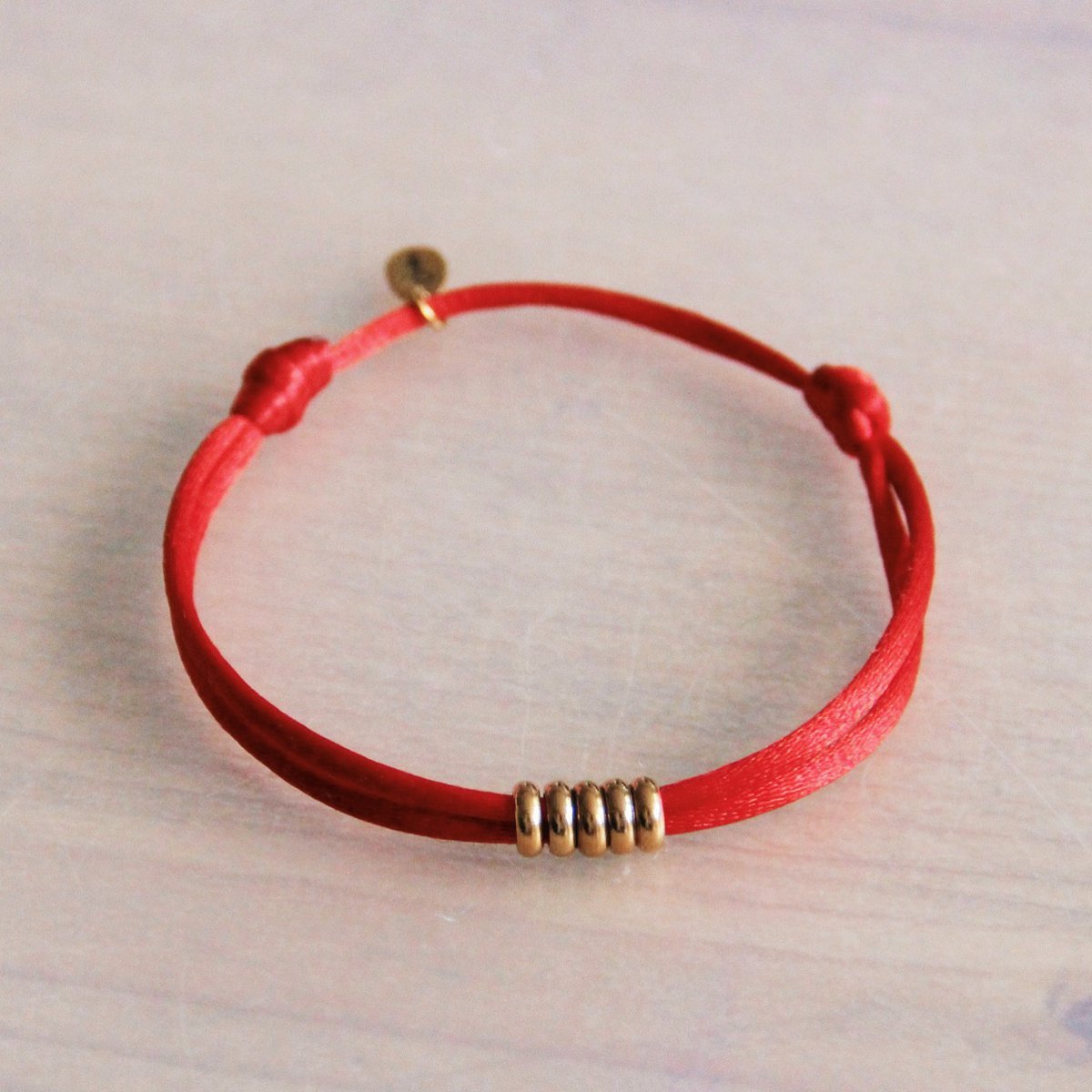 Satinarmband mit Ringen – rot/gold