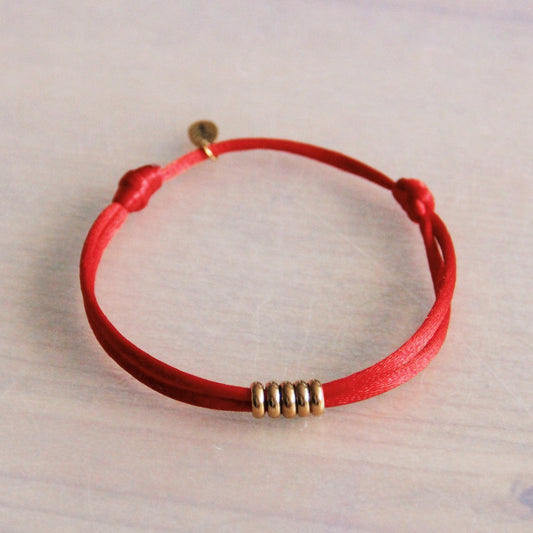 Satinarmband mit Ringen – rot/gold