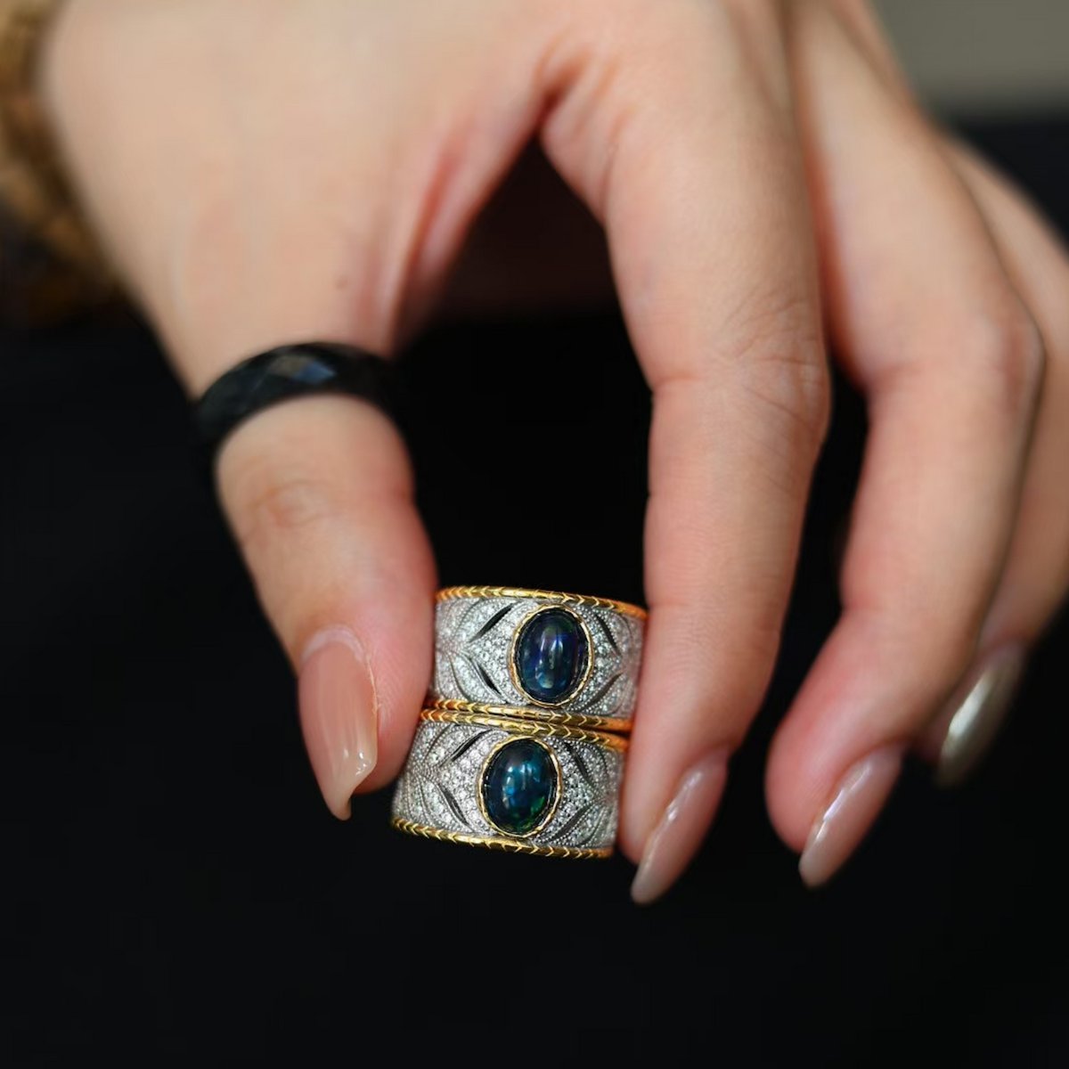 Vintage Ring mit schwarzem Opal im östlichen Royal-Stil – verstellbar