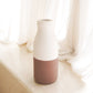 Vase Weiß Braun Kleine dekorative Vase für Trocken- oder Frischblumen, handgegossen aus Ton mit Rattangriff SITU