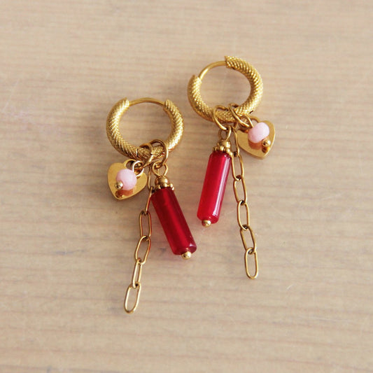 Verzierter Creolenohrring aus Edelstahl mit Rohr, Herz und Kette – Fuchsia/Gold