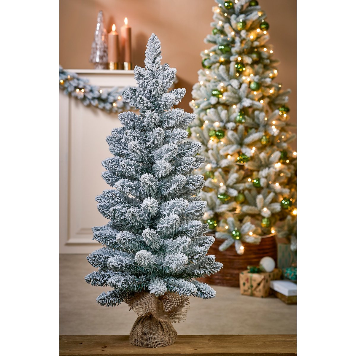Schmaler künstlicher Weihnachtsbaum von Gerlos aus Jute – H90 x Ø41 cm – Grün gefrostet