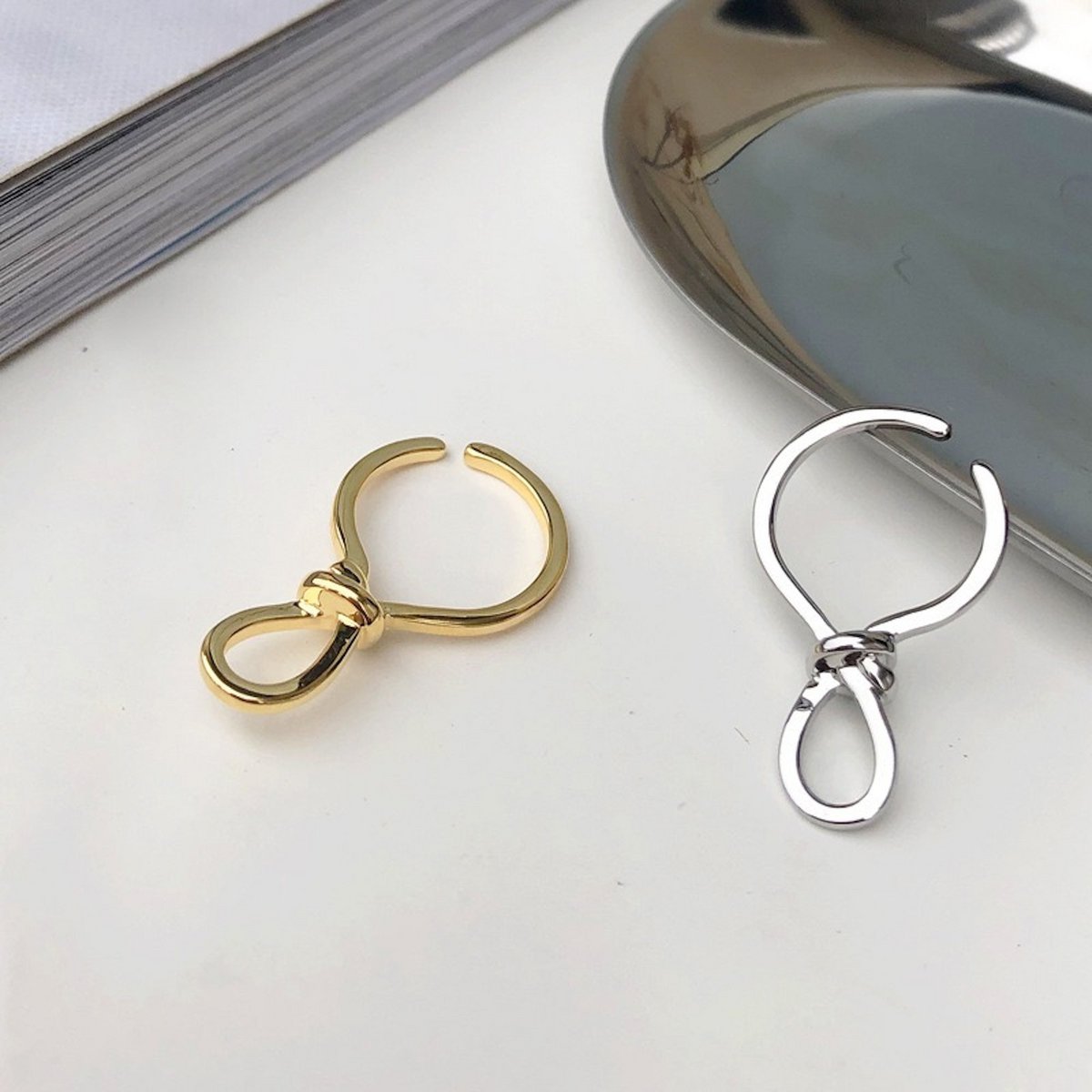 Minimalistischer Knoten-Ohr-Manschetten-Einteiler-Gold und Silber