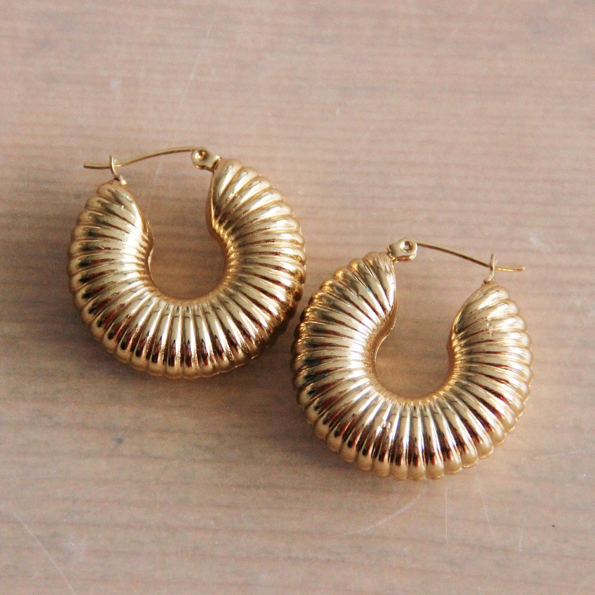 Stainless steel chunky hoop earring round – gold