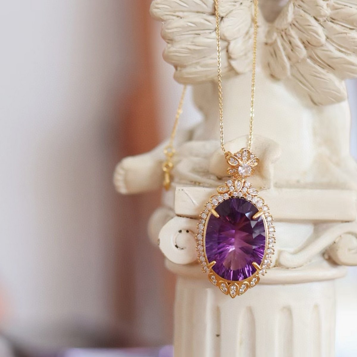 Halskette mit großem Amethyst-Anhänger im königlichen Stil