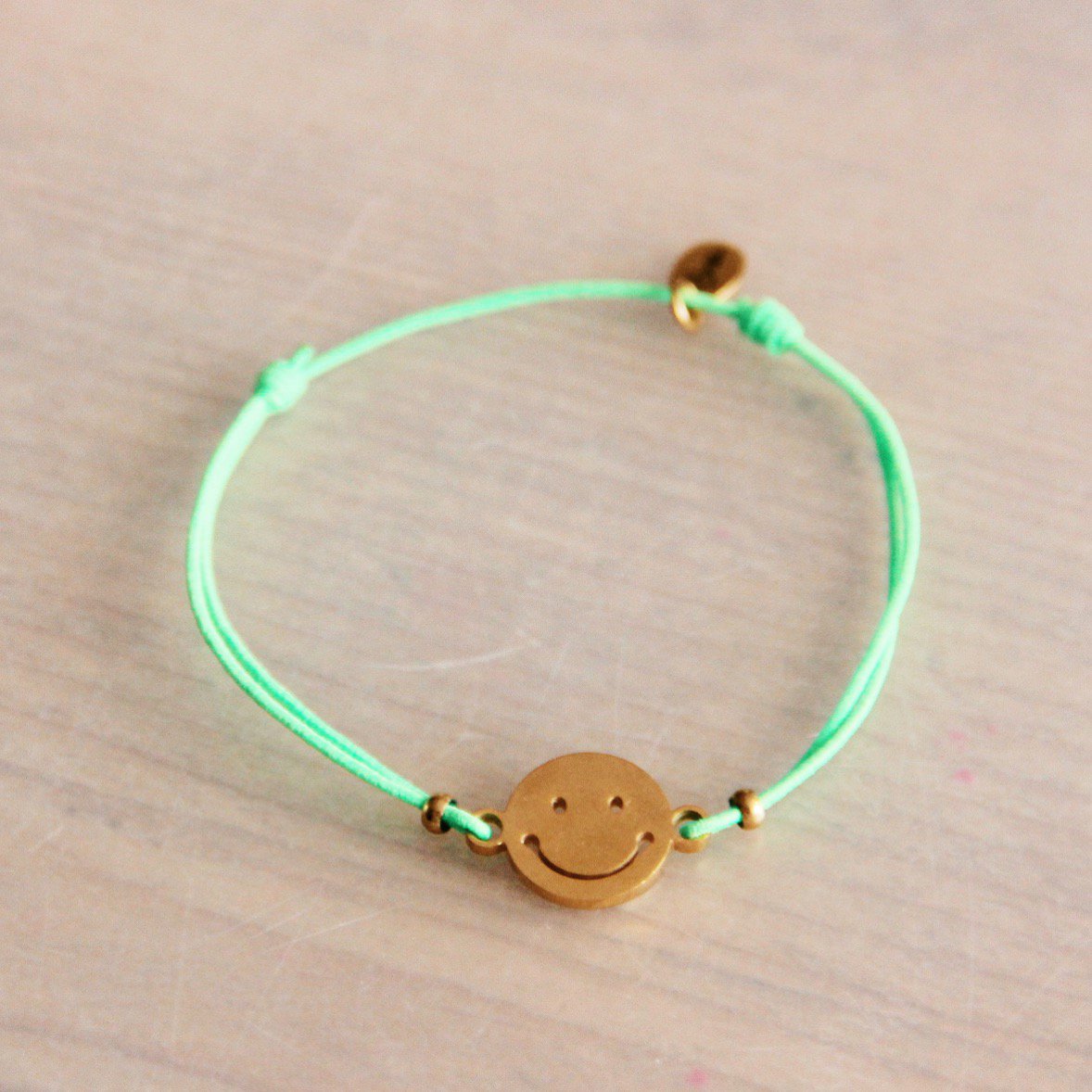 Elastisches Armband mit Smiley – grün/gold