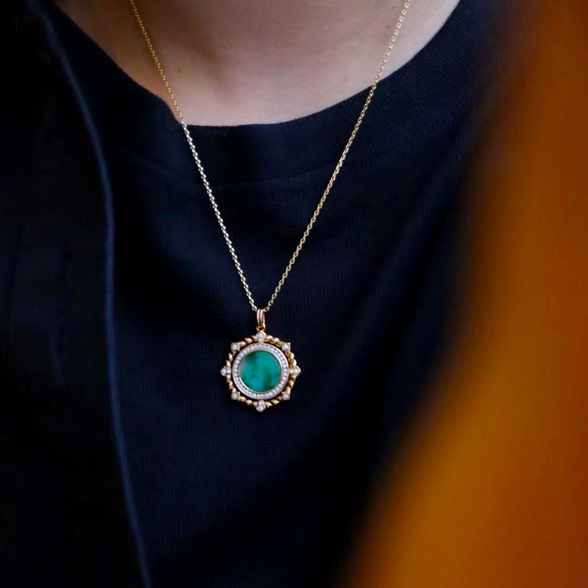 Runder Anhänger aus natürlicher Jade im königlichen Vintage-Stil – Vermeil-Gold – AAAA-Qualität