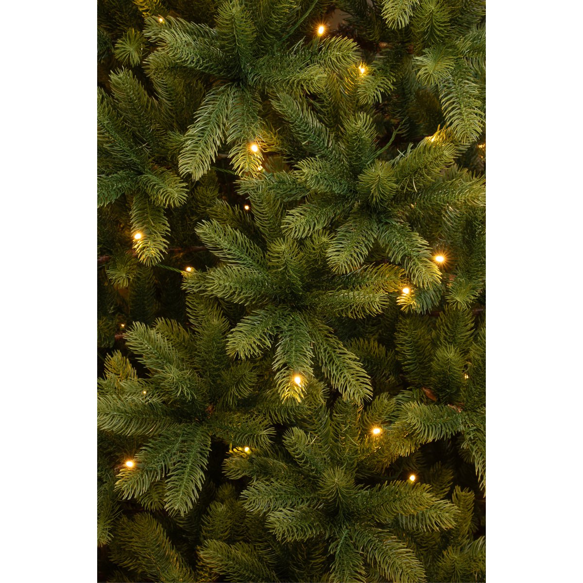 Nagoya Künstlicher Weihnachtsbaum mit warmweißer LED-Beleuchtung – H210 x Ø115 cm – Grün