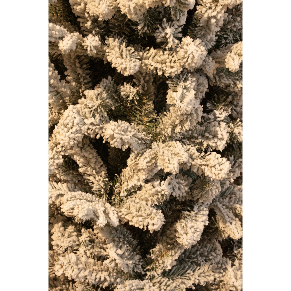 Schmaler künstlicher Weihnachtsbaum von Harma – H230 x Ø69 cm – Grün gefrostet