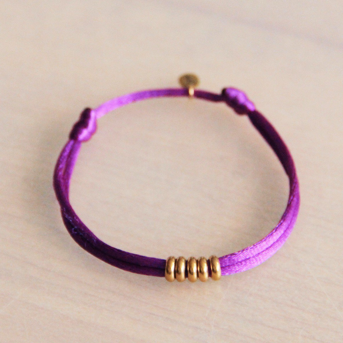 Satinarmband mit Ringen – Lila/Gold