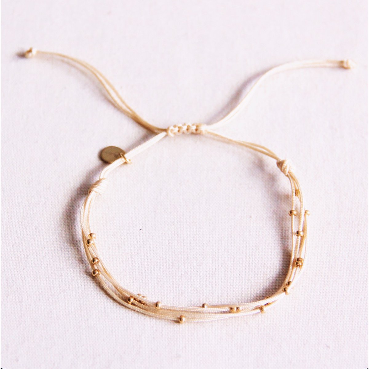 Vierfach -Satinarmband mit Perlen - Sand Damen Mode Accessoire Schmuck Edelstahl
