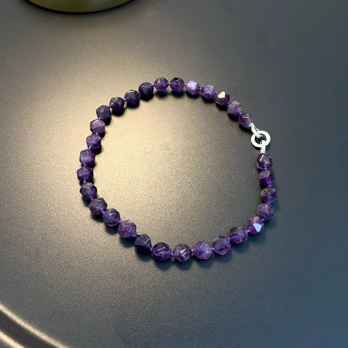 Klobiger Halsband mit facettierten Perlen in Lila-Amethyst