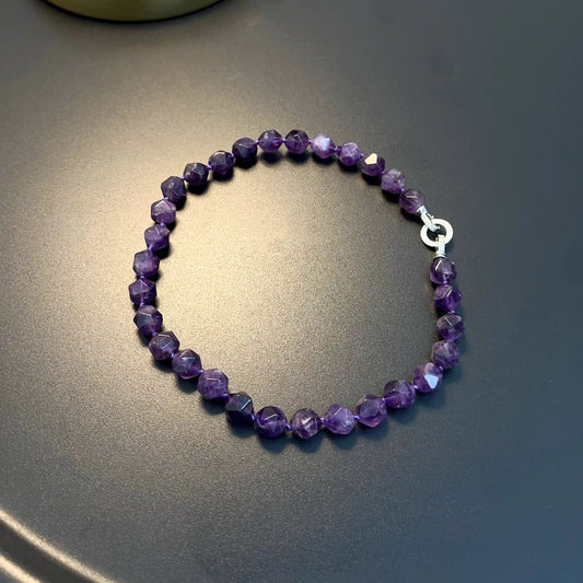 Klobiger Halsband mit facettierten Perlen in Lila-Amethyst