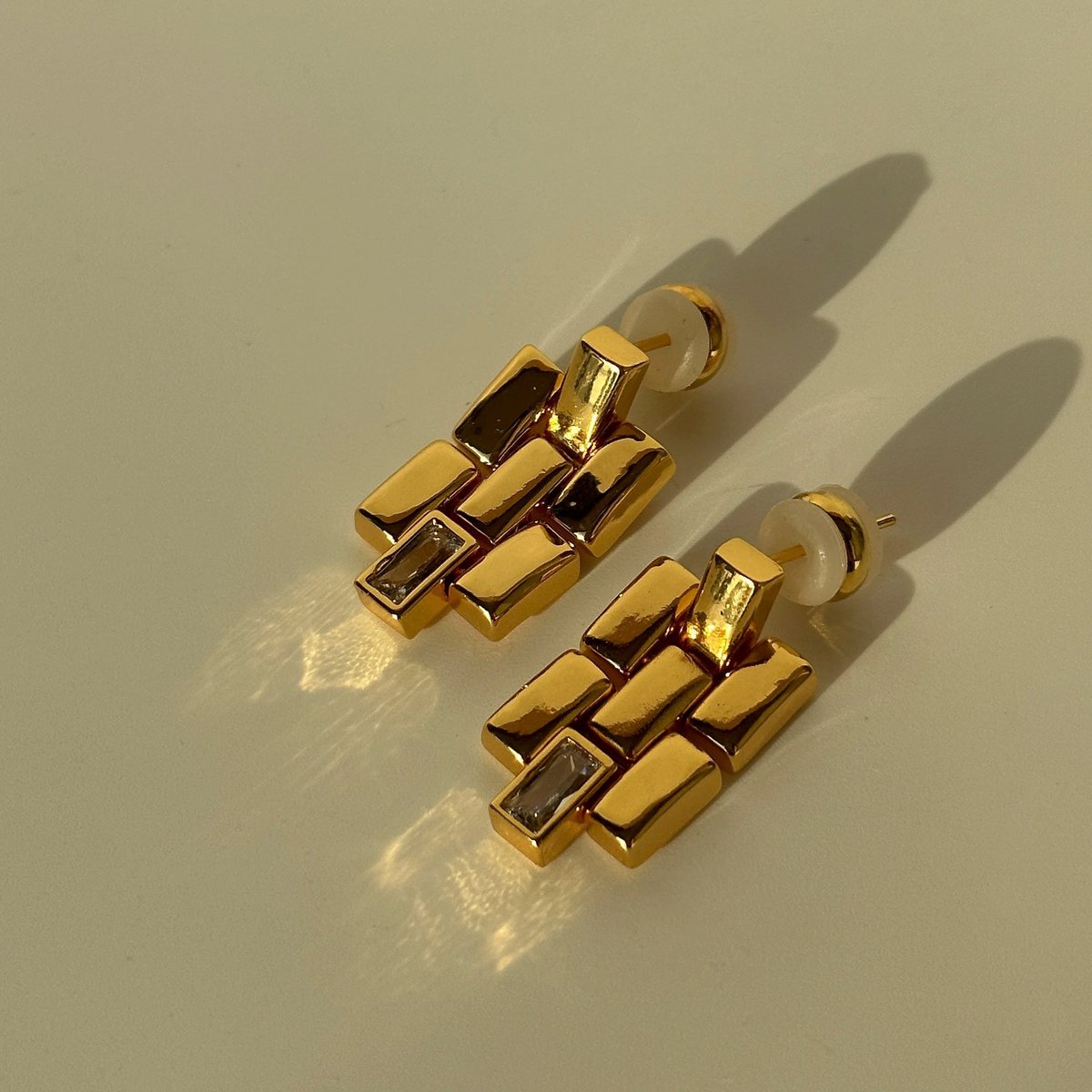 Klobige Ohrstecker mit Blumenfalten – Herzstein – Gold und Silber