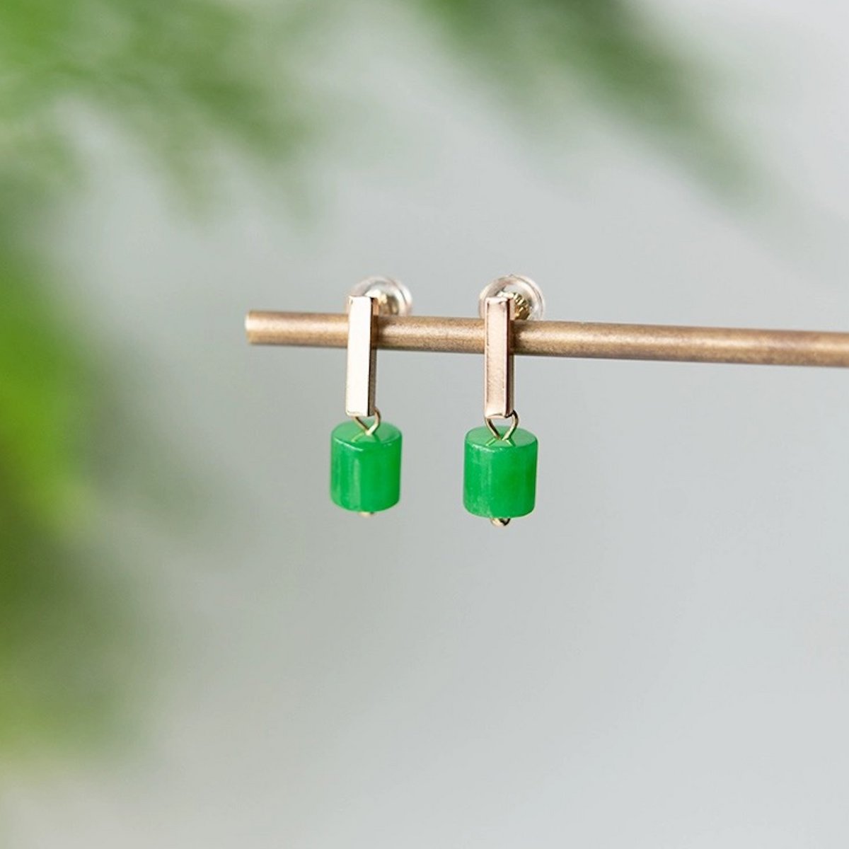 Minimalismus Kleine Jade Bar Ohrringe – 18K Gold gefüllt