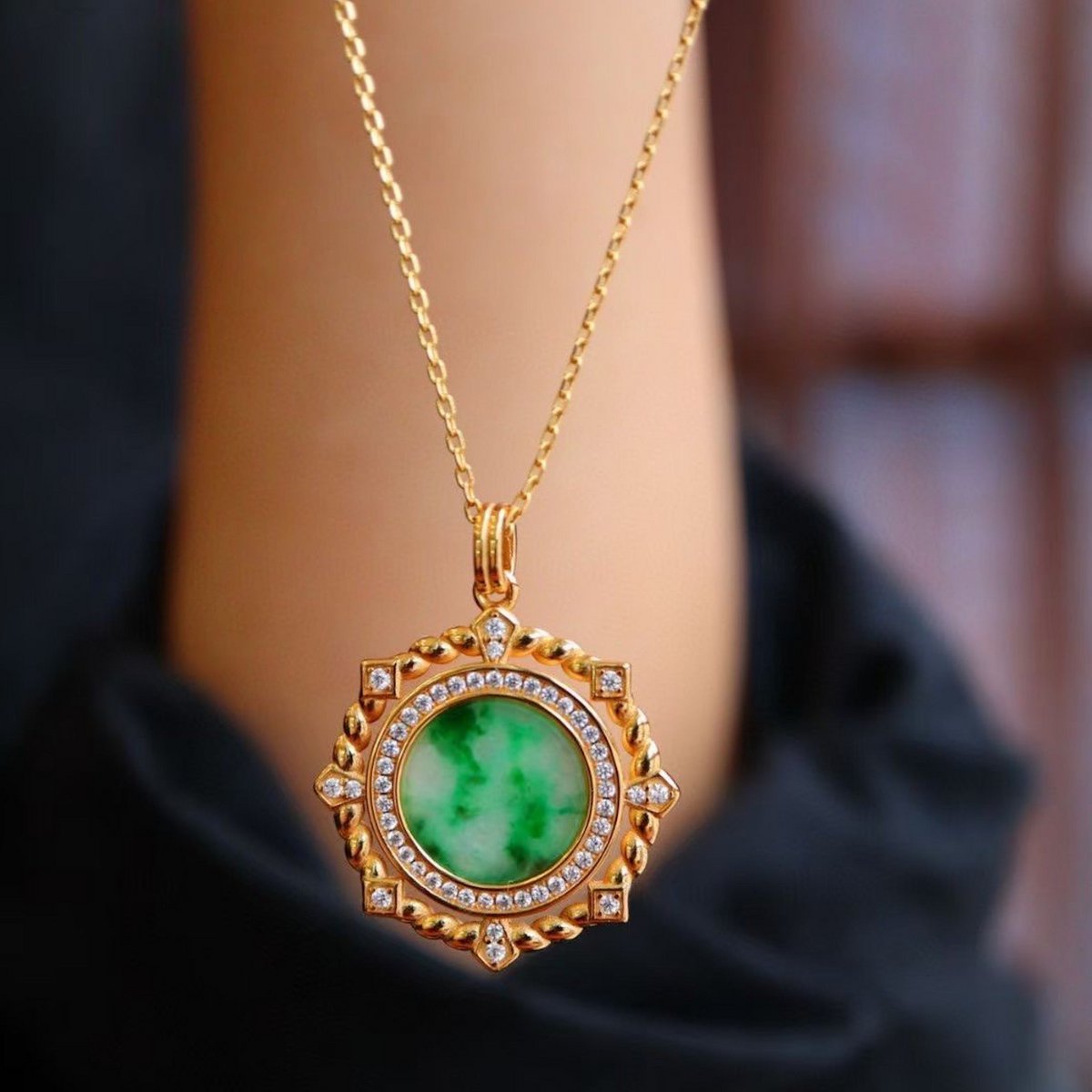 Runder Anhänger aus natürlicher Jade im königlichen Vintage-Stil – Vermeil-Gold – AAAA-Qualität