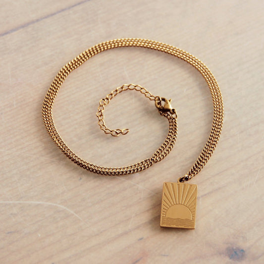 Feine Gliederkette aus Edelstahl mit „Sonnenaufgang“-Tag – Gold