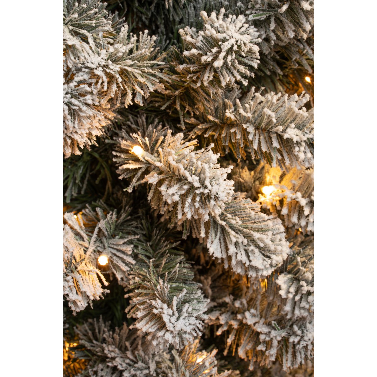 Schmaler künstlicher Weihnachtsbaum von Charlton mit warmweißer LED-Beleuchtung – H230 x Ø58 cm – Grün gefrostet