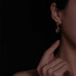 Ineinander verschlungene DEAR-Buchstaben: Romantische Ohrringe mit verspielter minimalistischer Essenz