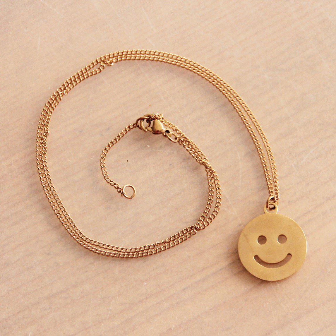 Feine Gliederkette aus Edelstahl mit XL-Smiley – Gold