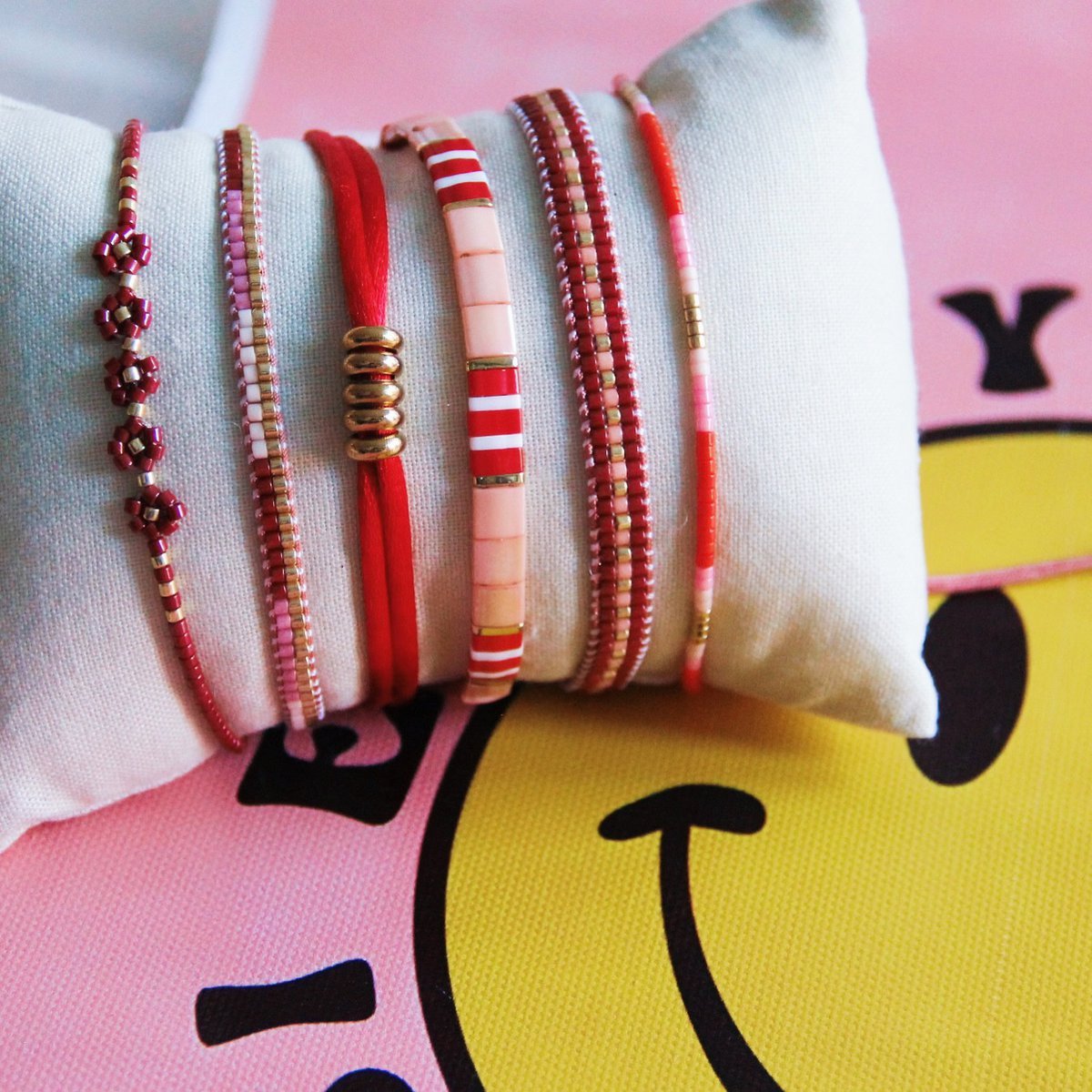 Satinarmband mit Ringen – rot/gold